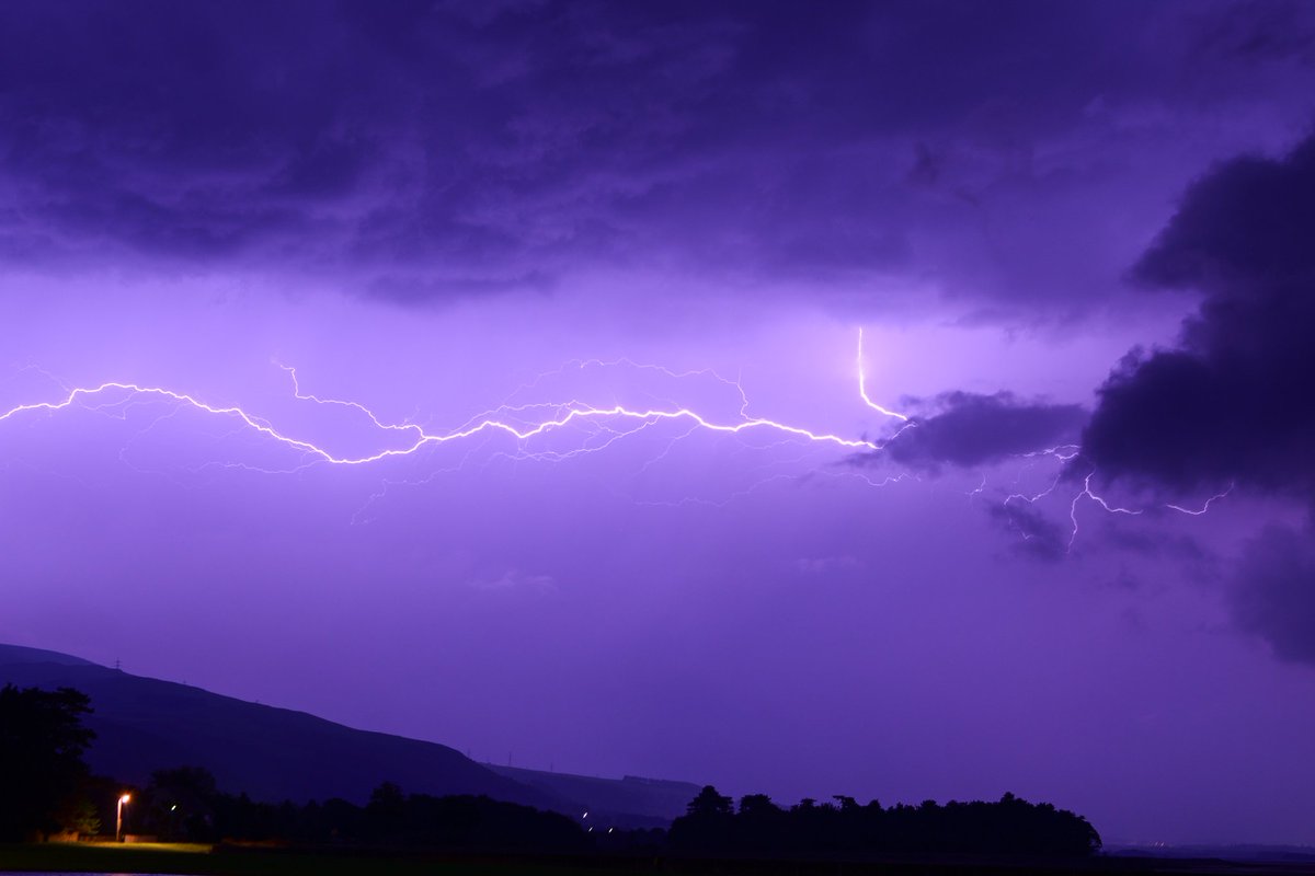 Vinnie13692's tweet photo. Lovely storm last night. https://t.co/TnMXIUxiRj
