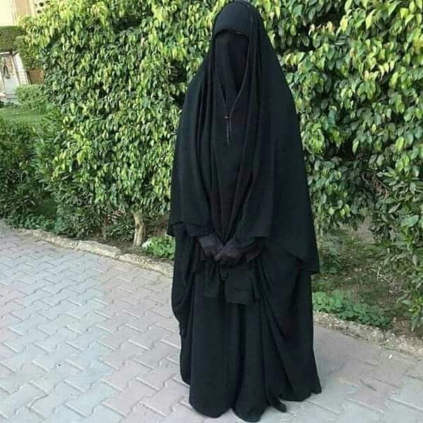أخبروا المحتشمة أن رؤيتها تبعث في نفوس من حولها الثبات والعزة
وأن الألسن بعد رؤيتها تظل تلهج بالدعاء لها ولمن ربّاها.