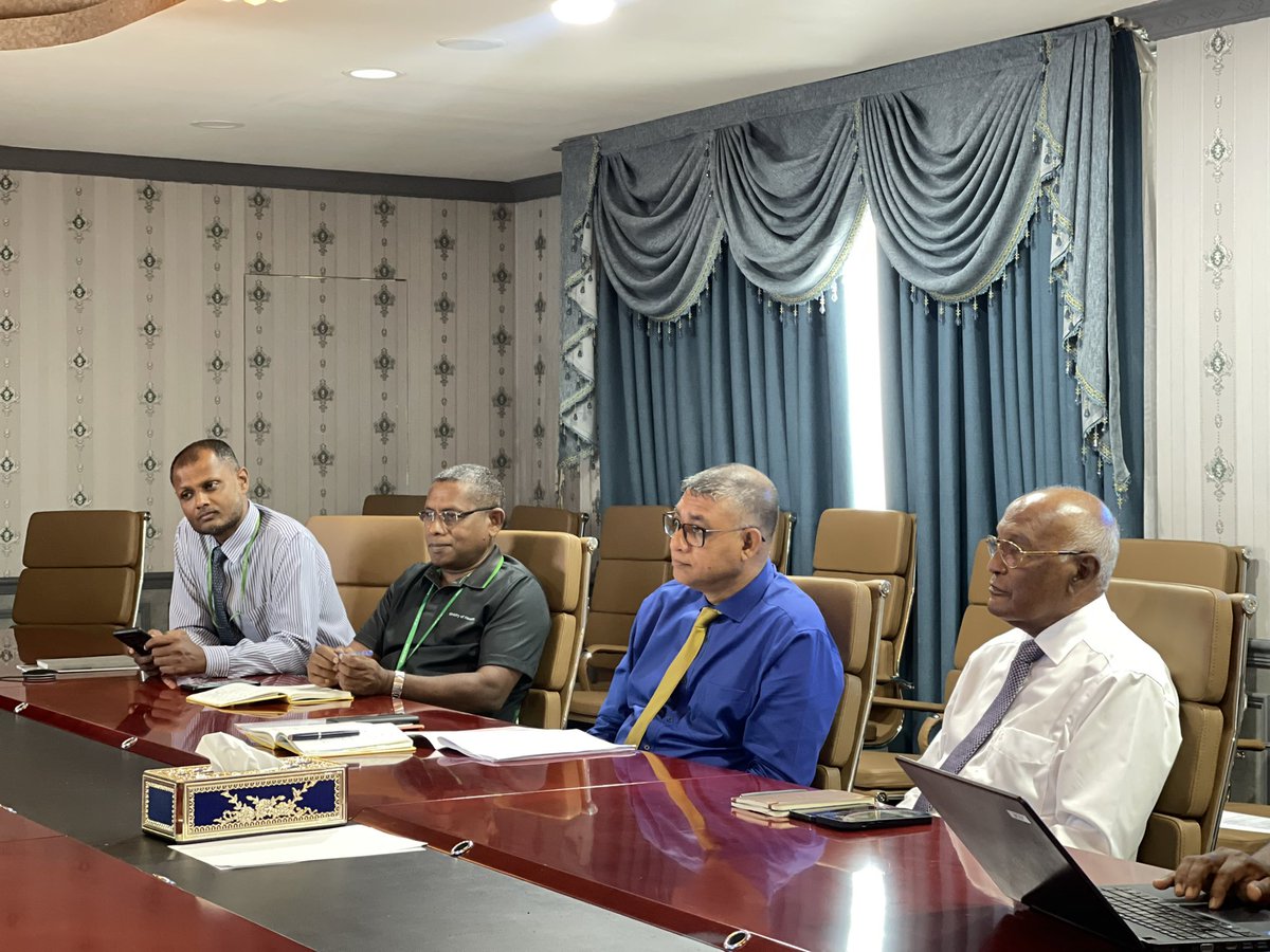 MoHmv's tweet photo. މިނިސްޓަރ އަދި މިނިސްޓްރީގެ ބައެއް އިސްވެރިން ގއ.ގެމަނަފުށި ދާއިރާގެ މެމްބަރ އަހުމަދު ސައީދު އަދި ގެމަނަފުށި ކައުންސިލާއި ބައްދަލުކުރެއްވުން، މި ބައްދަލުވުމުގައި އެ ދާއިރާގެ ޞިއްޙީ މަރުކަޒުތަކަށް ބޭނުންވާ ކަންތައްތަކާއި ގުޅޭގޮތުން މަޝްވަރާ ކުރެވުނު. https://t.co/qRf62FW4jH