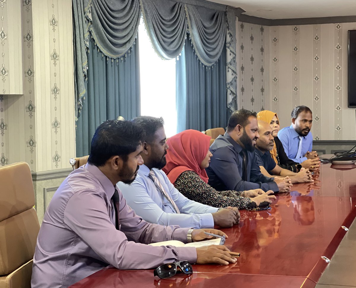 މިނިސްޓަރ އަދި މިނިސްޓްރީގެ ބައެއް އިސްވެރިން ގއ.ގެމަނަފުށި ދާއިރާގެ މެމްބަރ އަހުމަދު ސައީދު އަދި ގެމަނަފުށި ކައުންސިލާއި ބައްދަލުކުރެއްވުން، މި ބައްދަލުވުމުގައި އެ ދާއިރާގެ ޞިއްޙީ މަރުކަޒުތަކަށް ބޭނުންވާ ކަންތައްތަކާއި ގުޅޭގޮތުން މަޝްވަރާ ކުރެވުނު.