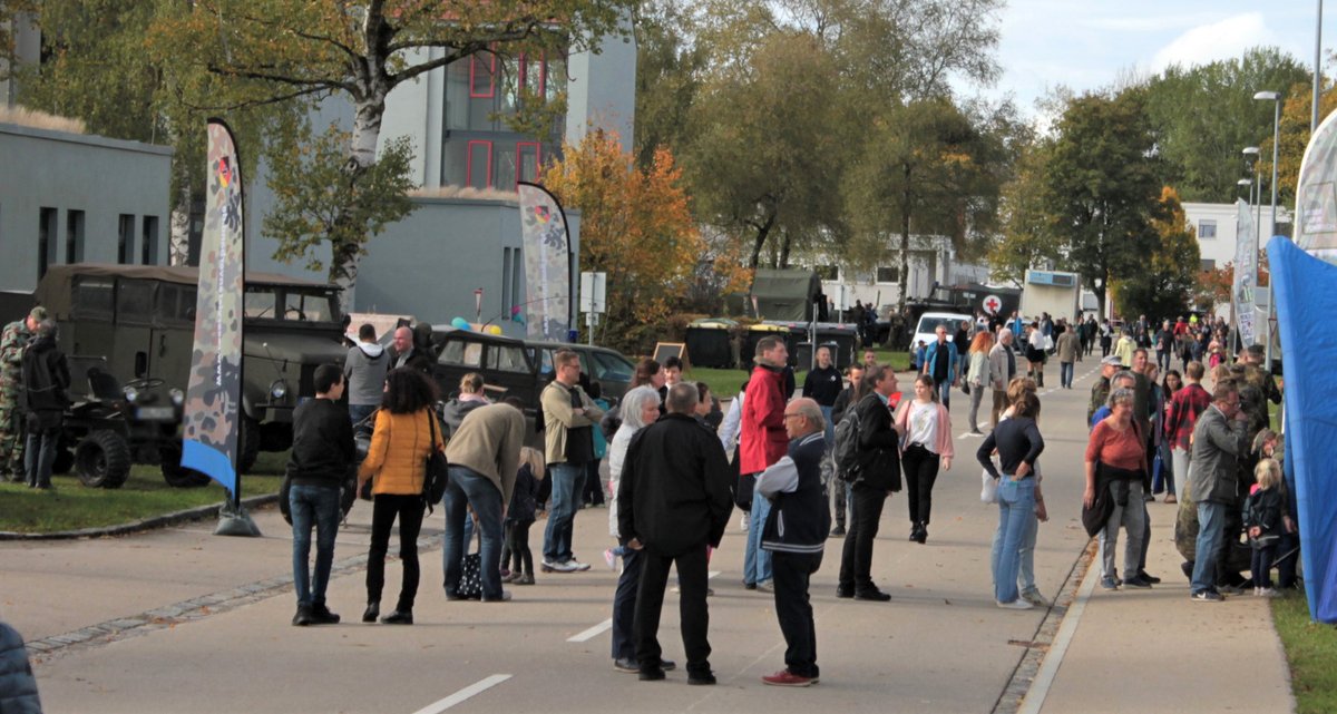 cirbw's tweet photo. 50 Jahre Fachschule der #Bundeswehr für #Informationstechnik - 50 Jahre techn. Ausbildung!🎂
Seit 1972 werden an der Schule Informationstechnik #ITSBw, TechnikerInnen ausgebildet. Ihre Einsatzorte: überall, zB #UBoot​e, Gefechts- &amp; Führungsstäbe. 
Ein toller Grund zum Feiern! 🎉 https://t.co/Ghut963RrS
