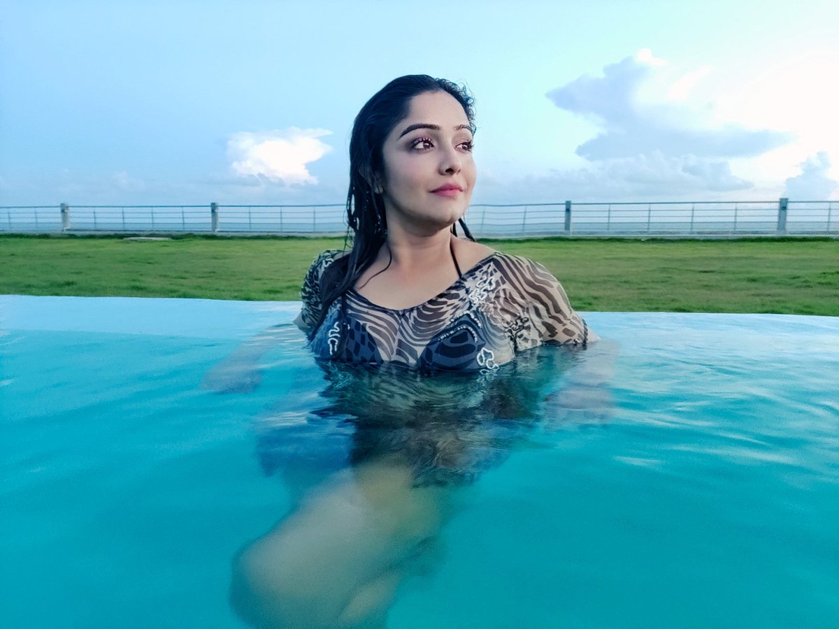 sayantani8's tweet photo. My happy place 💙🌊💦.....
#weekendgetaway #weekendvibes #pooltime #waterlove #seaside #mandermoni #afterpuja #weekendvacation #behindthescenes #aftershooting #chilling
Mk up - @sumanganguly86 https://t.co/dhpT6aSbX9