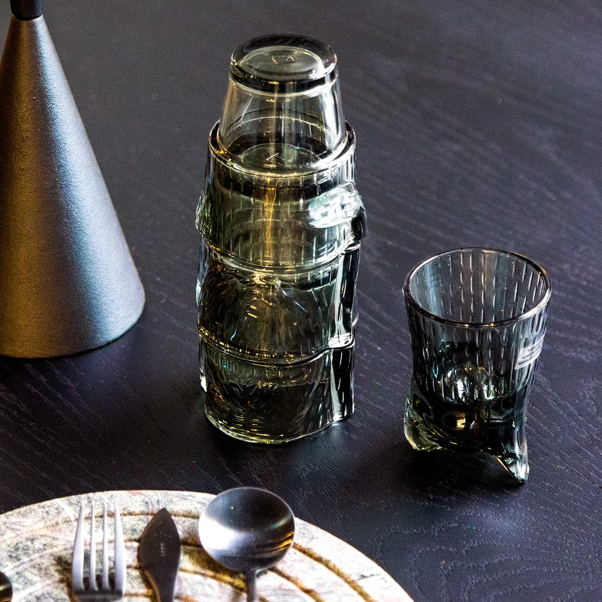 Stackable glasses that form an adorable cat. A usable decor piece that is both beautiful and space-saving!

#decor #homedecor #design #cat #kitty #glasses #cute #practical