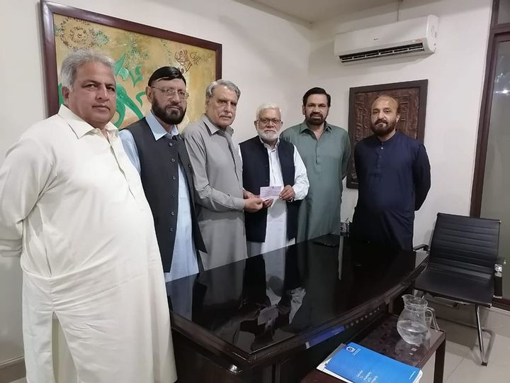 AlkhidmatO's tweet photo. گھکڑ ویلفیئر ٹرسٹ کے ذمہ داران نے پروقار تقریب میں الخدمت فاؤنڈیشن اسلام آباد کو 12,75,687 روپے کا چیک سیلاب فنڈ میں پیش کیا۔
اس سے پیشتر بھی گھکڑ ٹرسٹ کے ممبران کروڑوں روپے مالیت کا امدادی سامان اور نقدی سیلاب فنڈ میں دے چکے ہیں۔ 
اللہ تعالی ان کے اس ایثار کو قبول فرمائے ۔ آمین https://t.co/Fyx6eUIxgU