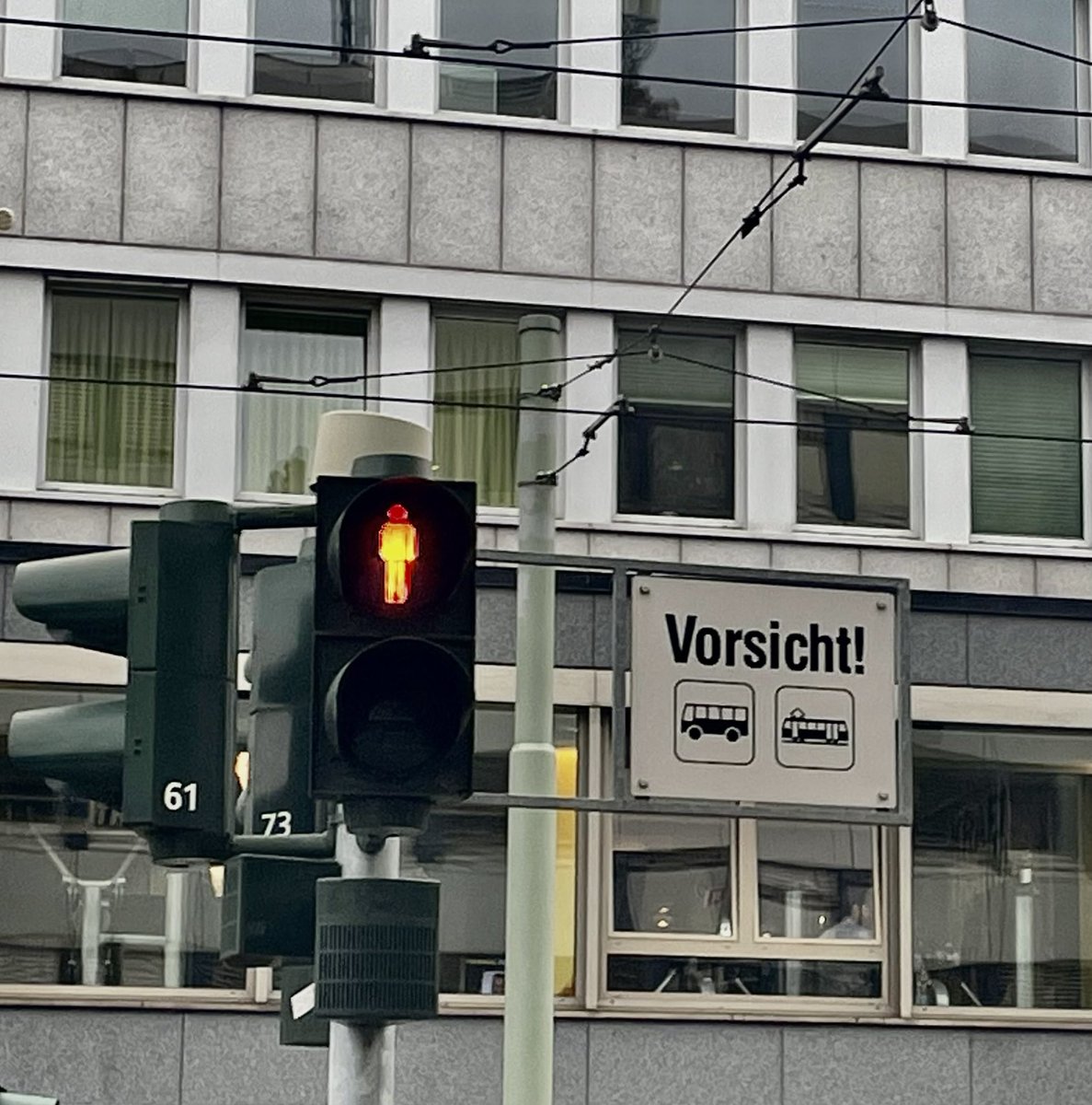Ah. The guilt never leaves you - crossing the road in #Germany on a red man 🙈 . Bitte Entschuldigung 😞 🚶‍♂️#FrankfurterBuchmesse #FrankfurtBookFair #FrankfurtBookFair2022 #travel #travelphotography #culture #traveller #citylife