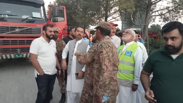 AlkhidmatO's tweet photo. اسلام آباد سینٹورس مال میں آتشزدگی کے بعدالخدمت فاؤنڈیشن اسلام آبادکی ٹیم دیگر اداروں کے ساتھ مل کر امدادی سرگرمیواں کا جائزہ لیتے ہوئے۔ 
#سینٹورس_مال #آتشزدگی #الخدمت #ریسکیو #اسلام_آباد https://t.co/76dGt6Luzu