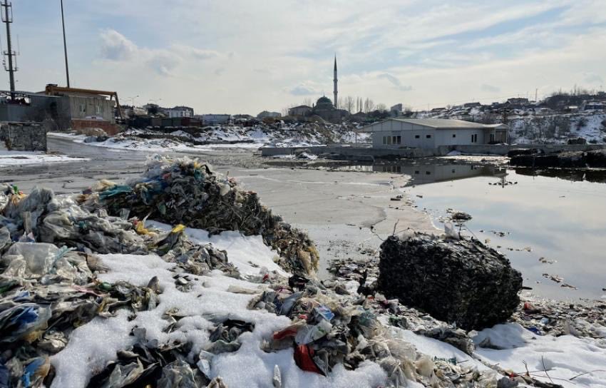 Unless the EU takes responsibility for reducing + managing its own plastic waste, the health of child and migrant workers in Turkey - where oversight of plastic recycling facilities is woefully inadequate- will be at risk: @hrw’s ⁦@KristaShennum⁩ hrw.org/news/2022/10/1…