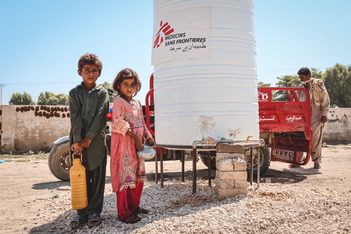 MSF_Pakistan's tweet photo. Children collecting water to take to their tents, displaced person's camp, Dadu district, Sindh.

#PakistanFloods #Sindh #MSFinPakistan https://t.co/Djzd2Ci69I