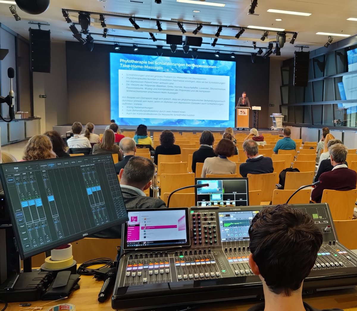 bernerhausarzt's tweet photo. Heute ist #PraxisUpdateBern von VBHK und #BIHAM, das get together der Berner #Hausarztmedizin. Spannende Fortbildungen und Vernetzung mit Kolleg:innen. Nichts kann den persönlichen Kontakt ersetzen – denn gute Grundversorgung braucht gute Vernetzung! https://t.co/Qdn51IeA77 https://t.co/yrR6uwYksZ