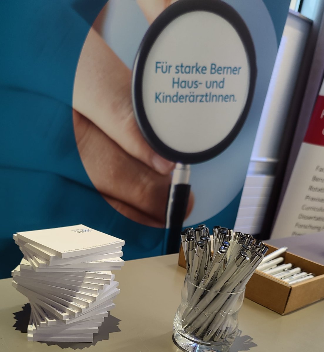 bernerhausarzt's tweet photo. Heute ist #PraxisUpdateBern von VBHK und #BIHAM, das get together der Berner #Hausarztmedizin. Spannende Fortbildungen und Vernetzung mit Kolleg:innen. Nichts kann den persönlichen Kontakt ersetzen – denn gute Grundversorgung braucht gute Vernetzung! https://t.co/Qdn51IeA77 https://t.co/yrR6uwYksZ