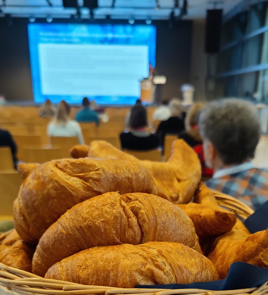 bernerhausarzt's tweet photo. Heute ist #PraxisUpdateBern von VBHK und #BIHAM, das get together der Berner #Hausarztmedizin. Spannende Fortbildungen und Vernetzung mit Kolleg:innen. Nichts kann den persönlichen Kontakt ersetzen – denn gute Grundversorgung braucht gute Vernetzung! https://t.co/Qdn51IeA77 https://t.co/yrR6uwYksZ