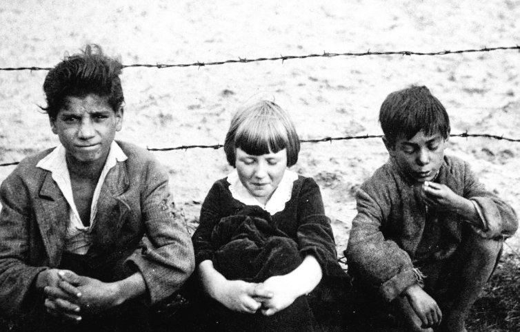 Letnapark's tweet photo. Otto #Pankok *6.6.1893 - 20.10.1966 Künstler, #Sinti- &amp; #Romaporträts ab 1930er Jahre; #Porajmos
Katalog #dammundlindlar

OP, KA-Professor, im #NS: „entartet“. Bis Mitte der 1930er leben in Heinefeld/Golzheim arme 
Menschen in eigenen Unterkünften.
[Eva Pankok, Papelon &amp; Herteli] https://t.co/KKKs0MLUuu