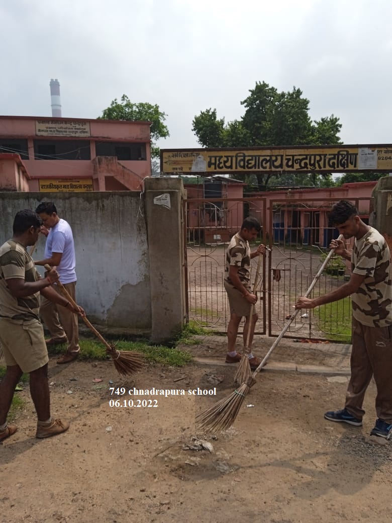 #SwachhBharatAbhiyan #SwachhataCampaign2 Personnel of CISF unit CTPS Chandrapura conducted cleanliness drive @ Chandrapura Middle School premises under the aegis of #SpecialCampaign2.0 #SwachhBharat2022 @PMOIndia @PIBHomeAffairs @DrJitendraSingh @DARPG_GoI