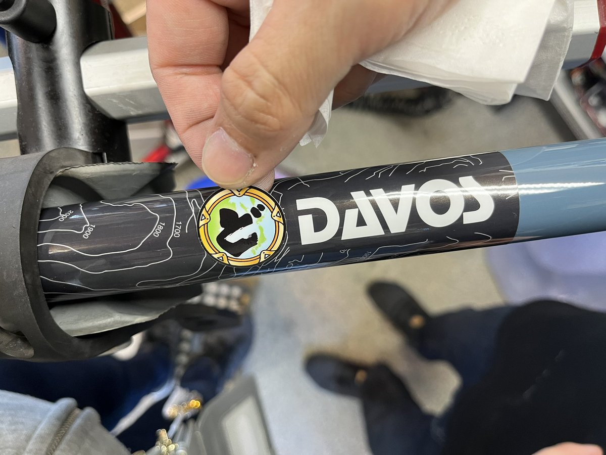 doterushi's tweet photo. どこにステッカー貼ろっかな〜♪
"どVOS"の案は却下されました。
#DAVOS
#M605
#どてるし
#琵琶湖湖西
#湖西線小野駅 https://t.co/DYHj6Xe723