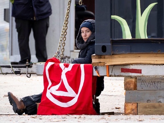 coll_antigone's tweet photo. Après près de 23h d’occupation, nos activistes ont finalement toustes été https://t.co/qqoPHIScrR. 

Il s’agit là de la plus grande occupation d’un pipeline au Québec et tout le collectif Antigone en retire une grande fierté.  1/8 

#fermonslaligne9b https://t.co/RWlm7bBGoT