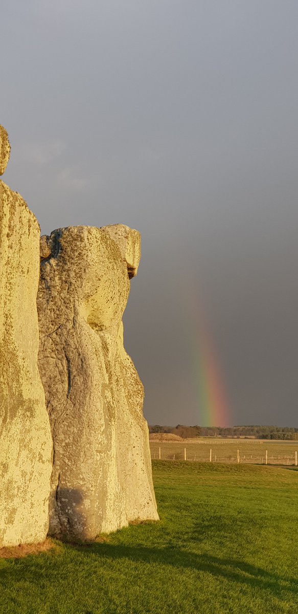Sunrise at Stonehenge today (20th October) is at 7.38am, sunset is at 6.04pm 🌧️🌈