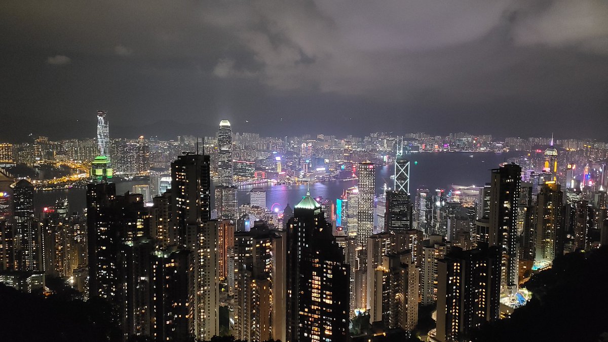 lai_dawn's tweet photo. 香港の夜景は一番きれいだと思います。
#日本のことが大好きだけど
#hongkong #thepeak https://t.co/pixGFvxBJe