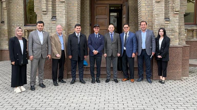 KAUST_News's tweet photo. Our #KAUST president, Tony Chan was delighted to attend the International Week of Innovation Ideas #innoweek2022 under the theme “Green innovations for sustainable development” in Uzbekistan and meet with Tashkent's top universities.
#INNOTechnopark #InnoWeek https://t.co/HyewP9pPUF