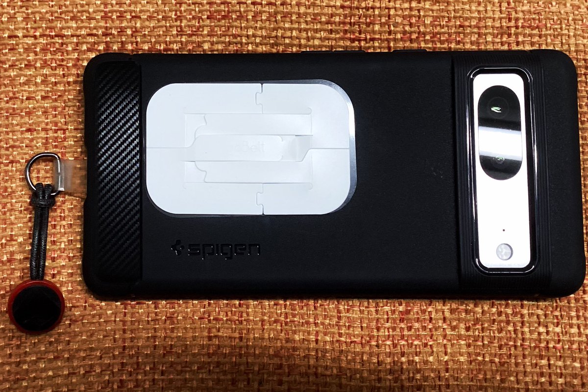 Ton4777's tweet photo. #spigen のケースに装着したところ。ツルツルのケ��ス等はベース用の両面テープを付けてリングを固定。 
#goBelt の真ん中の部分を指でスライドさせて輪っかを作って、そこに指をいれて使います。
写真は少しズレてしまってます…　😭 https://t.co/4si0w6ATUq