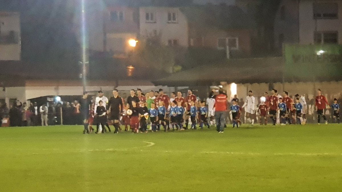E_I_M_I's tweet photo. Im #Hessenpokal kam unser #FSVFrankfurt mit Dusel und einem 2:1 bei dem #TSVHöchst i.Odw. weiter.
Großer Kampf des Gruppenligisten und alles ums Spiel gut organisiert für 1.400 Z
Von den Zugängen bis zur leckeren Bratwurst.
So macht Fußball Spaß👍🏽 mit gefühlt - zwei Siegern. https://t.co/pEvRYOXhR5