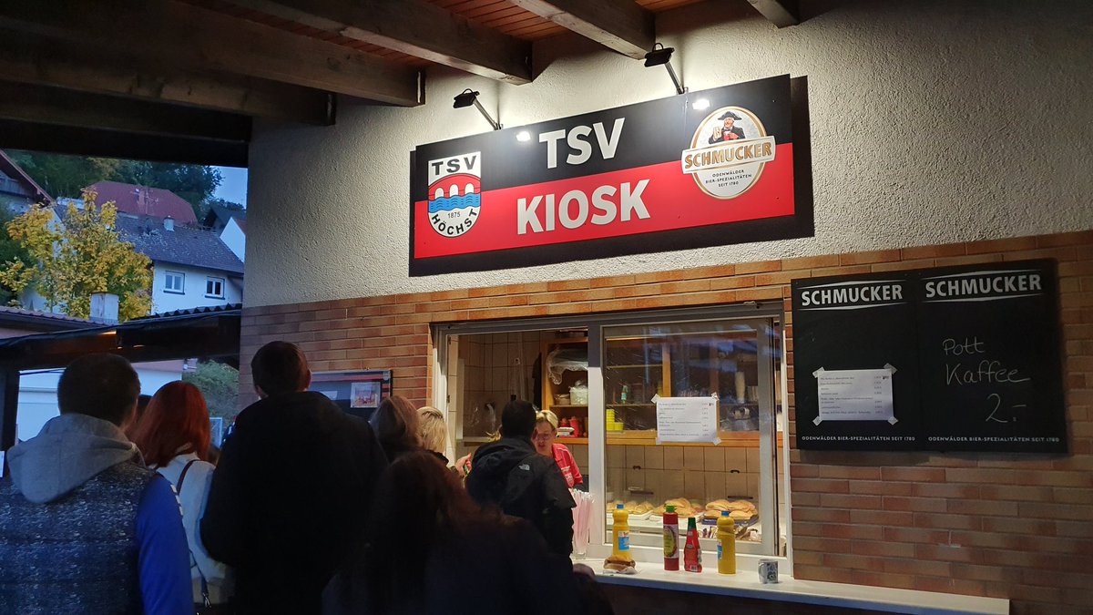 E_I_M_I's tweet photo. Im #Hessenpokal kam unser #FSVFrankfurt mit Dusel und einem 2:1 bei dem #TSVHöchst i.Odw. weiter.
Großer Kampf des Gruppenligisten und alles ums Spiel gut organisiert für 1.400 Z
Von den Zugängen bis zur leckeren Bratwurst.
So macht Fußball Spaß👍🏽 mit gefühlt - zwei Siegern. https://t.co/pEvRYOXhR5