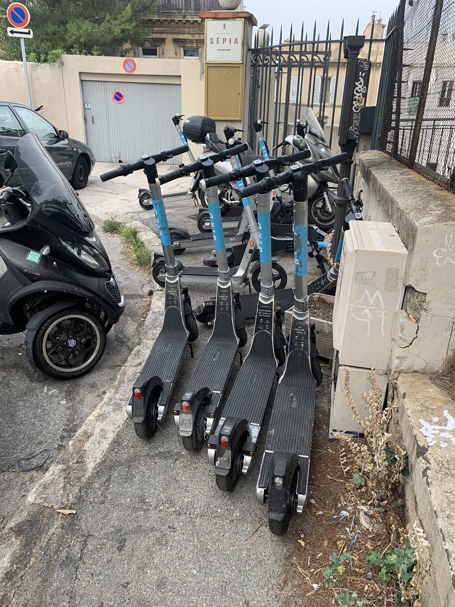 YeahBerenger's tweet photo. @AnneMeilhac @marseille @AudreyGatian Bonjour, @AnneMeilhac @AudreyGatian peut-on trouver une solution pour qu’être piéton à #Marseille ne soit pas simplement une vue de l’esprit et un combat de chaque instant ? https://t.co/IJ2vXfIiX8