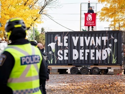 coll_antigone's tweet photo. Notre occupation termine peut-être cette nuit, mais la bataille se poursuit au niveau juridique. 

Et on va encore avoir besoin de votre appui. 

À très bientôt. 

Amour et Rage x 

7/8 https://t.co/7FBGkP1Tax