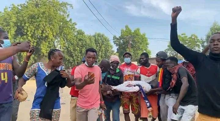 i_amNg's tweet photo. Des tirs à balle réelle sur la population. Déjà plusieurs morts et des blessés. 😭💔 #Tchad #manifestations #lestransformateurs https://t.co/bB315WYZxK