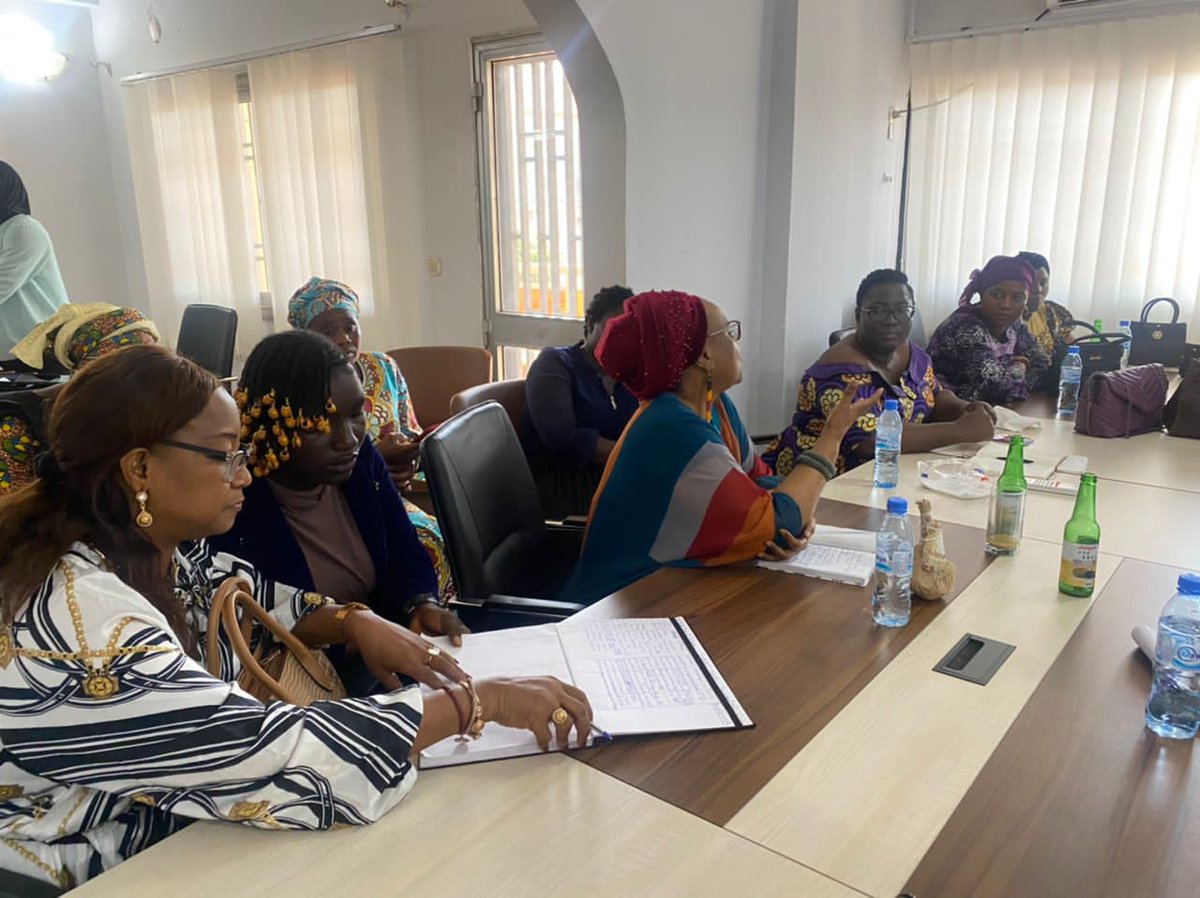 MakaSOUMAH2's tweet photo. Dr Makale Traoré, Hadja Aïcha Bah et Mme Guilao Joséphine, les trois facilitatrices nationales guinéennes du dialogue inclusif inter guinéen sont passées au siège de AWLN-GUINEE, African Women leaders Network.  Un échange fructueux sur les enjeux d'un bon dialogue en Guinée. https://t.co/a6gCvg7WdI