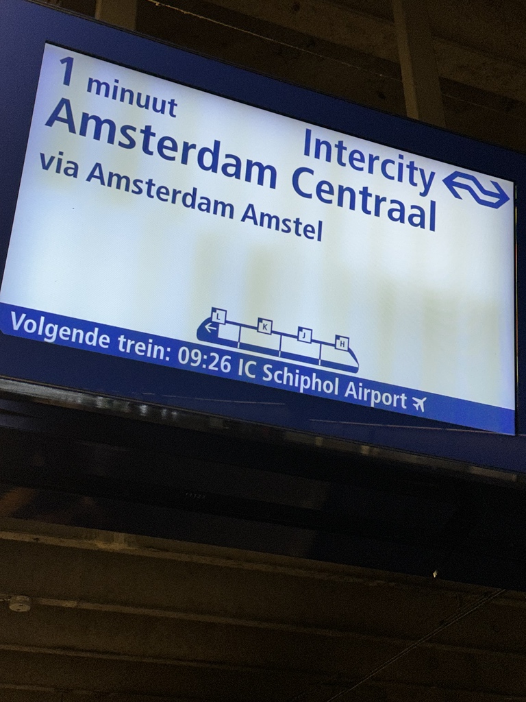 m0dprobe's tweet photo. Vier bakken VIRM. Ut -> Asd. Net na de ochtendspits. Sorry @NS_online maar dit is Deutsche Bahn niveau. https://t.co/CEn0iR3SU1