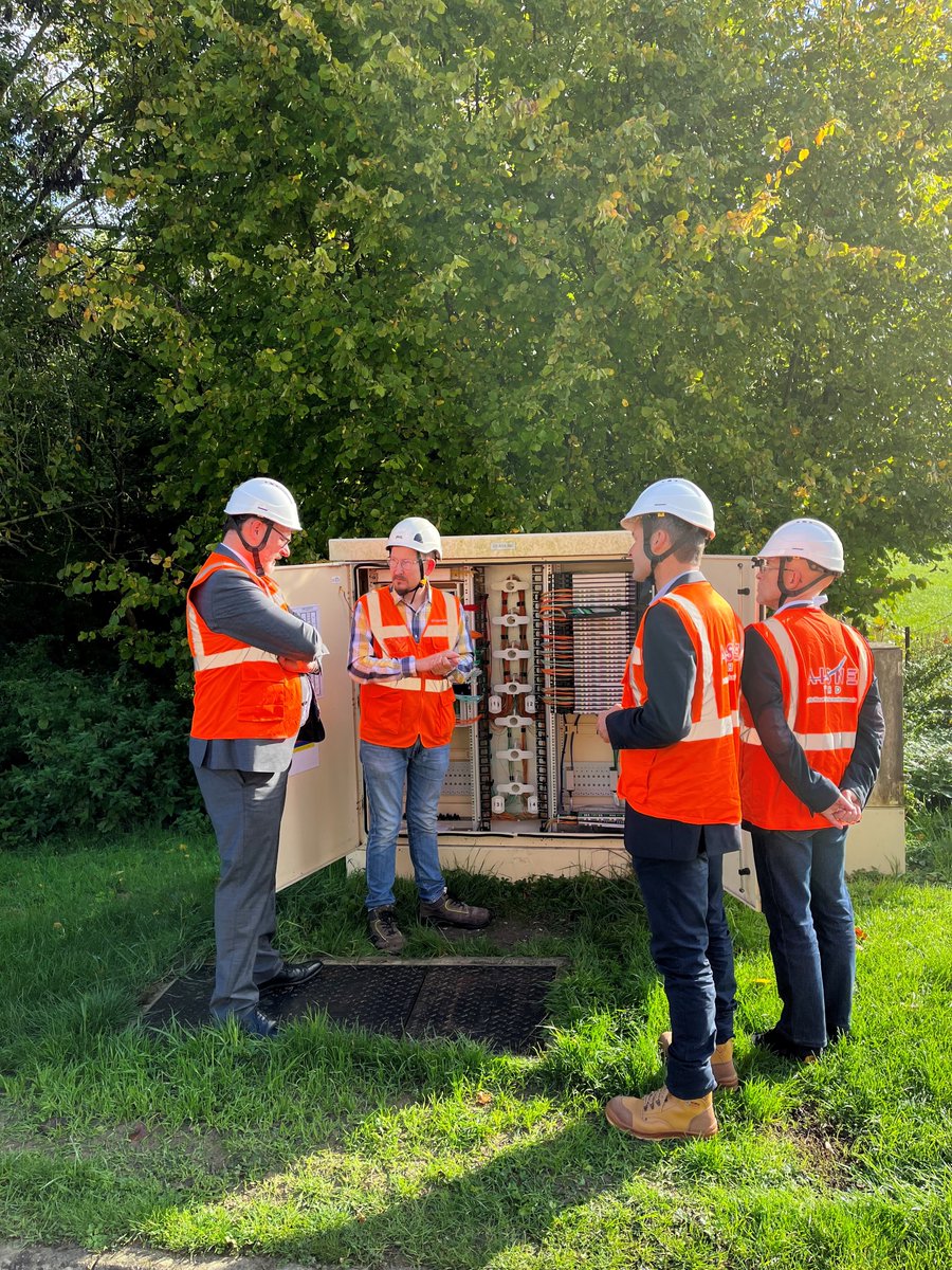 aisnethd's tweet photo. Visite des infrastructures du RAISO (Réseau Aisne Optique), par M.Thomas CAMPEAUX, Préfet de l'Aisne et rencontre de l'équipe @aisnethd, avec un atelier soudure de fibre optique en bonus ! @useda02000   @Prefet02 @Axione @Aisnethd @VaubanIF @BYES @CDC @AISNE https://t.co/IZJVDzlGX7