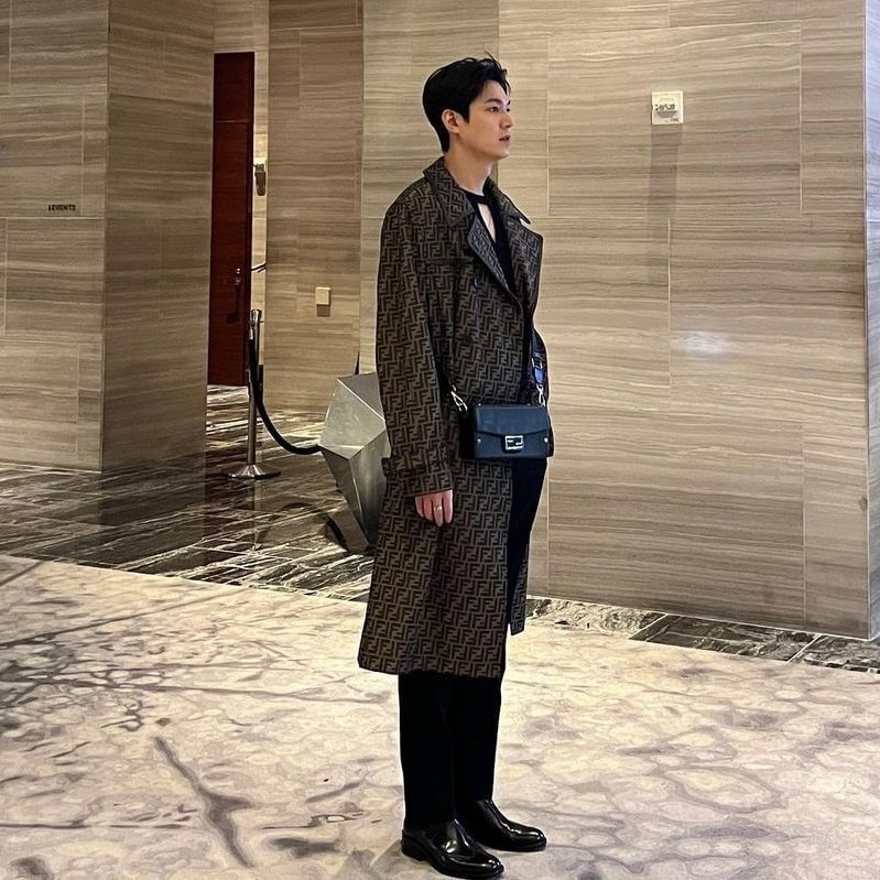 akichoiyoung's tweet photo. lofficielhommes_kr(IG)
#LOSTAR
海外ファッションウィークを華やかに飾ったスター達Ralph Laurenのキム·ウビン、FENDIのイ·ミンホ。海外日程が終わった後、自由な時間を楽しむリラックスした姿でも輝く彼らの存在感を確認してみてください。
➡https://t.co/7VxOeQY9yp
#イミンホ #leeminho #이민호 https://t.co/gjopOYB4Z7