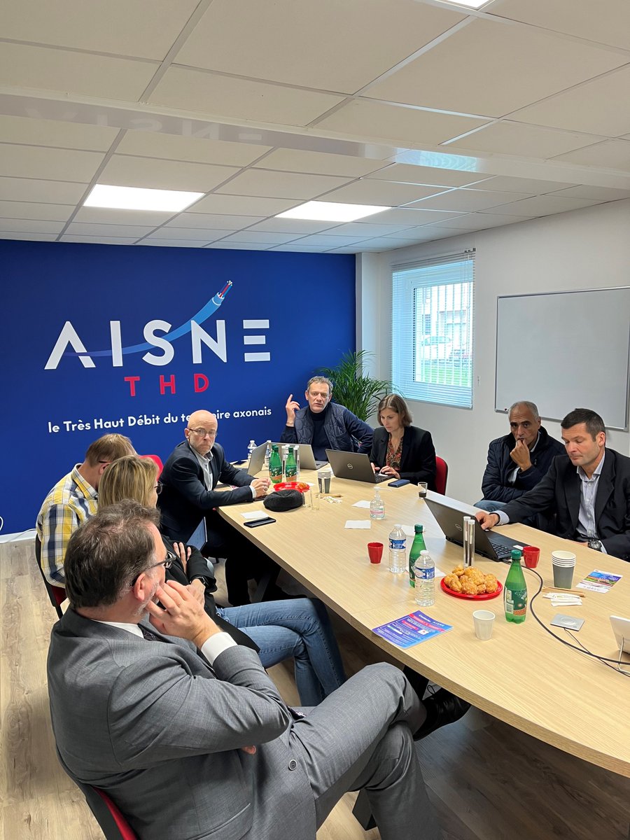 aisnethd's tweet photo. Visite des infrastructures du RAISO (Réseau Aisne Optique), par M.Thomas CAMPEAUX, Préfet de l'Aisne et rencontre de l'équipe @aisnethd, avec un atelier soudure de fibre optique en bonus ! @useda02000   @Prefet02 @Axione @Aisnethd @VaubanIF @BYES @CDC @AISNE https://t.co/IZJVDzlGX7