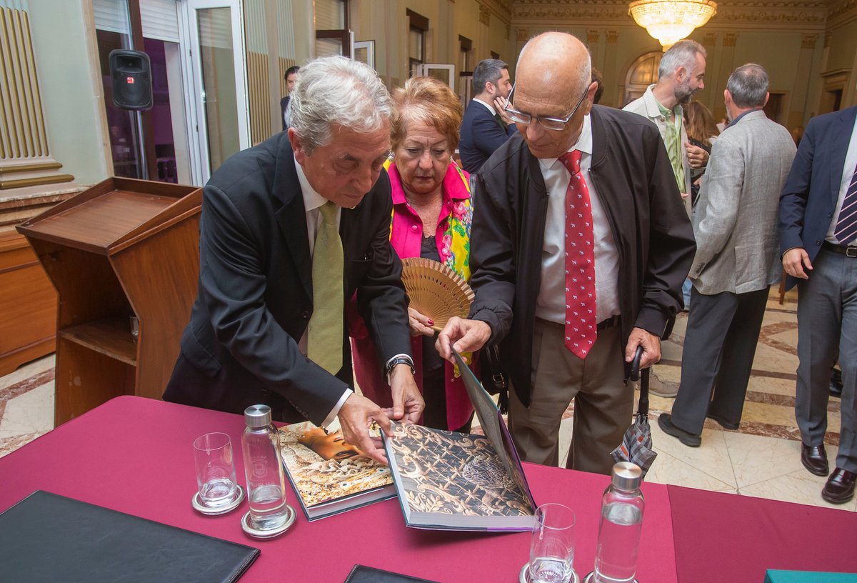 👏 Ayer presentamos en el Salón de Plenos el libro que recoge los casi 130 años de historia de la <a href="/EsperanzaHuelva/">Hermandad de la Esperanza (Huelva)</a>.  

📗 Dos tomos con casi 1000 páginas en una edición de lujo que ha patrocinado el Ayuntamiento de #Huelva y cuyos beneficios irán destinados a <a href="/aspapronias/">ASPAPRONIAS</a>