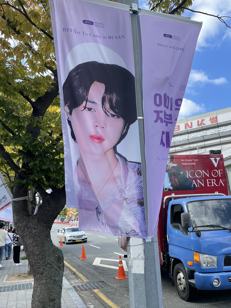 Chizu_imnida's tweet photo. ストリートから釜山男子、空からキムソクジン☺️💜
#BTSYetToComeinBusan #BTSARMY https://t.co/BdrBfV0e6M