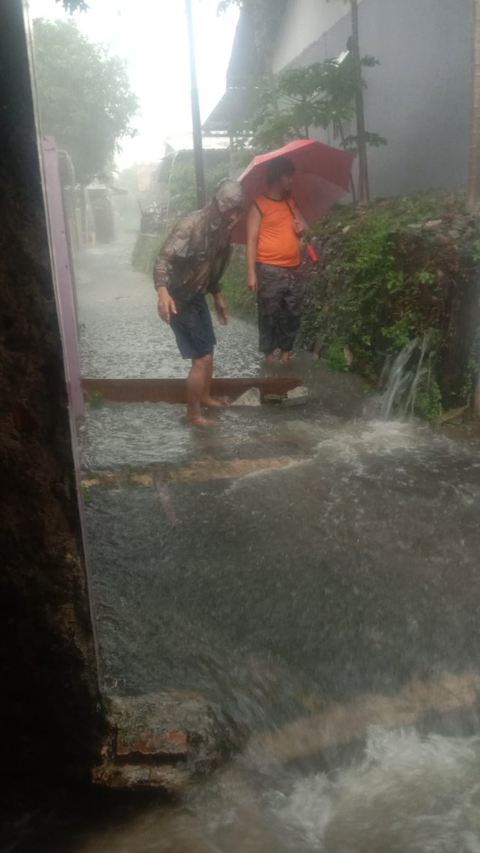 mulia_rahman89's tweet photo. @DKIJakarta @DinasSDAJakarta 
Alamat lengkap: Jalan Naya , RT 03 RW 05 No 71 kecamatan Cipayung, kelurahan Munjul, Jakarta timur
Patokan lokasi laporan : selokan depan rumah masnaya/ tanya RT 03 RW 05  biar lebih mudah untuk menemukan lokasinya https://t.co/P6LCkk2GTb