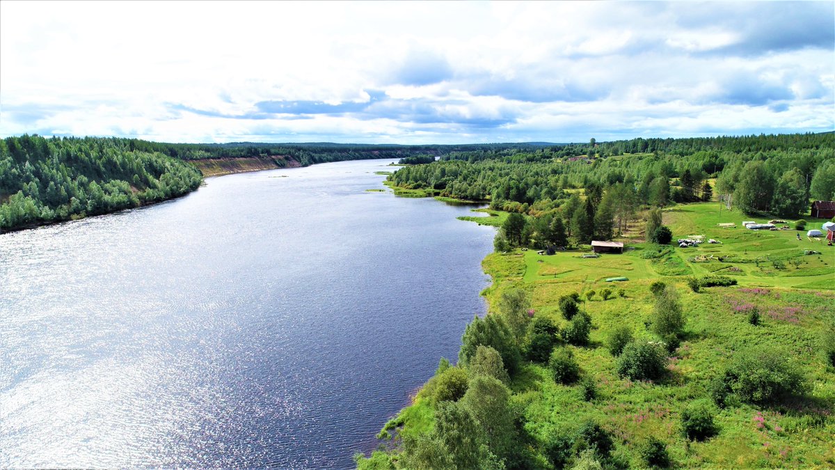 yministerio's tweet photo. Kaunista maisemapäivää!☀️

Päivän kunniaksi ympäristöministeriö on perustanut Yläkemijoen kylämaisemiin maisemanhoitoalueen. 

Alue on seitsemäs sarjassa, jolla vaalitaan Suomen luonnon monimuotoisuutta ja merkittäviä maisemia.

https://t.co/0ORsi7PY32

📸: Tatu Laukkanen https://t.co/HeC0KgJaws