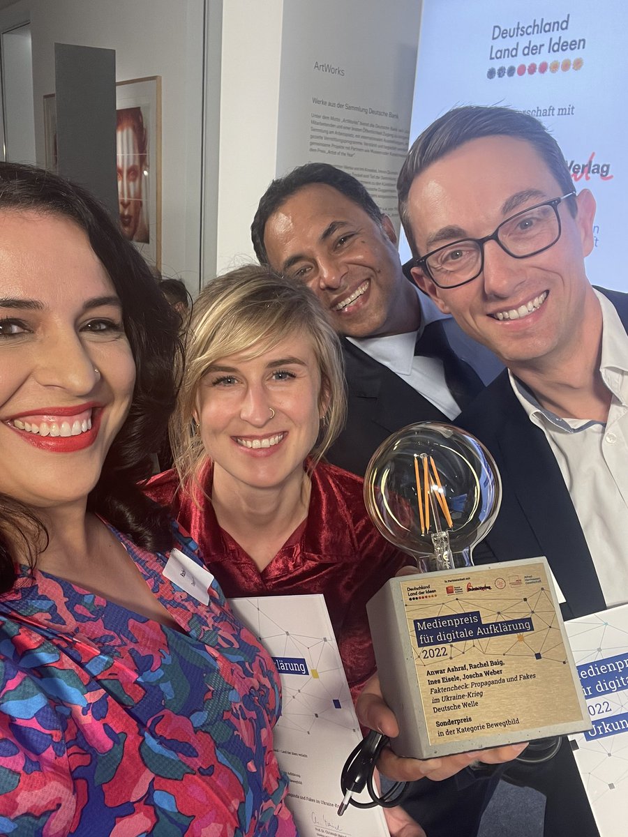 Unser Faktencheck-Team (<a href="/joschaweber/">Joscha Weber</a> <a href="/anwarjashraf/">Anwar Ashraf</a> <a href="/InesEis/">Ines Eisele</a>) hat gestern für einen Beitrag über Desinformation im Ukrainekrieg den Sonderpreis bekommen #MedienpreisfürdigitaleAufklärung #DreamTeam