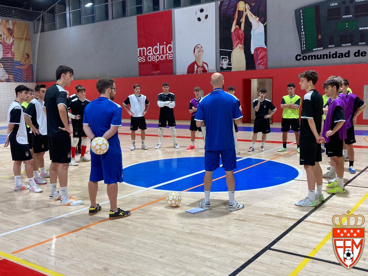 RFFM_FutbolSala's tweet photo. 📷 En la tarde de ayer comenzarón los entrenamientos de la Selección Sub-19 Masculina, con la vista puesta en la próxima fase previa de los Campeonatos de España, a las órdenes de @LopezChika https://t.co/glRNhcZaqO