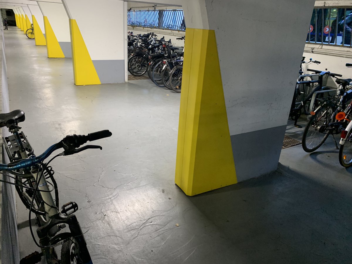roulecool's tweet photo. @flolevillain @freder_francois @sebbimarrec @Rayons_Action @VeloBzh @metropolerennes @maeool @tholop @SalemXpresso @ConnectGares Celui de gare Sud est plein depuis la rentrée ! https://t.co/Y4xG0pxQTY sont https://t.co/e0G3l6AAwB de les accrocher le long du mur. 
Mais si je ne me trompe pas, il est prévu dans la LOM 570 places pour la gare de Rennes 🅿️🚲 https://t.co/iCtQDIqqfM