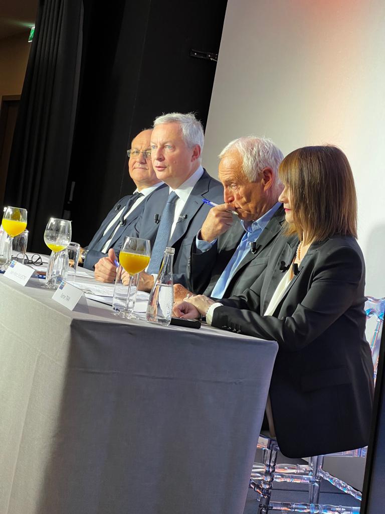 Julien Gagliardi (@juliengagliardi) on Twitter photo Invité ce matin du <a href="/Cabinet_Arc/">Cabinet ARC</a>, le ministre <a href="/brunolemaire/">Bruno Le Maire</a> ironise sur ceux qui jugent « néolibéral » son #Budget2023 : « Sous quelle emprise de stupéfiants sont-ils ! 100 milliards c’est ce que nous avons dépensé pour protéger les Français, est-ce néolibéral ? » Invité ce matin du <a href="/Cabinet_Arc/">Cabinet ARC</a>, le ministre <a href="/brunolemaire/">Bruno Le Maire</a> ironise sur ceux qui jugent « néolibéral » son #Budget2023 : « Sous quelle emprise de stupéfiants sont-ils ! 100 milliards c’est ce que nous avons dépensé pour protéger les Français, est-ce néolibéral ? »