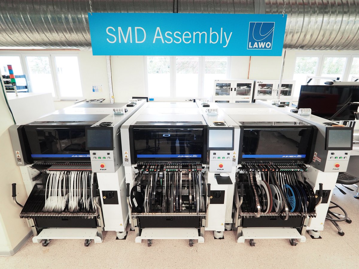 FujiEurope's tweet photo. Pro Stunde rund 30.000 Bauteile bestücken – dazu ist Lawo durch seine hochpräzise #SMD-Fertigungslinie von #FUJI in der Lage. Die Maschinen-Plattform #AIMEX IIIc ist auf eine High-Mix-Produktion ausgelegt, und das bis zur kleinsten Bauteilgröße EIA 01005: https://t.co/RPldILYHIc https://t.co/IsTUww2tl4