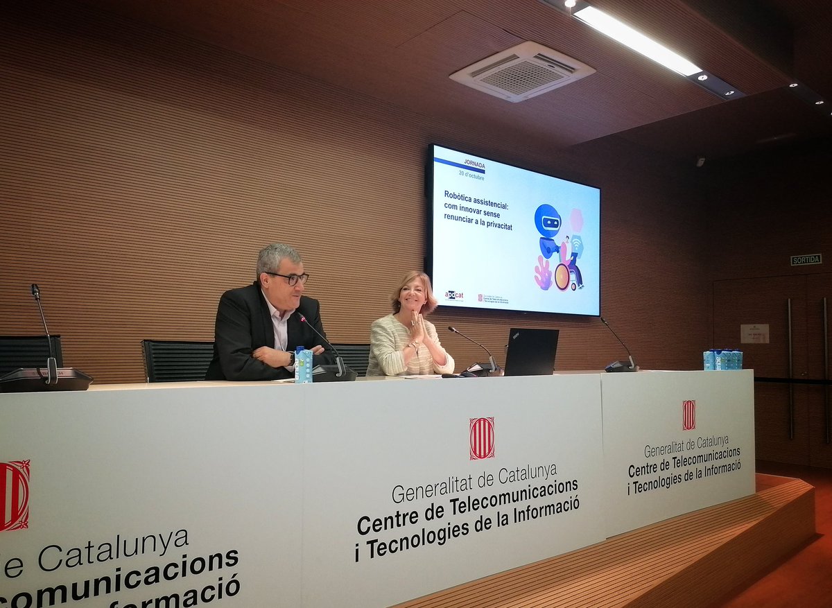 Xavier Milà i @txellborras obren l’acte i donen la benvinguda a aquesta jornada que reuneix persones expertes per debatre fórmules per reforçar la #Privacitat en el disseny de robots assistencials #JornadesAPDCAT #CTTI @gencat
