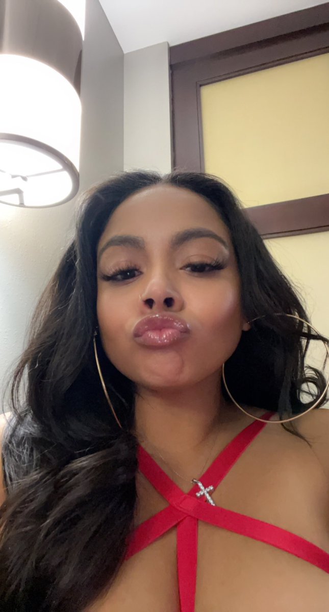 xoalyluv's tweet photo. bts, shooting some content. 😏🎥 https://t.co/6UFvEr20un