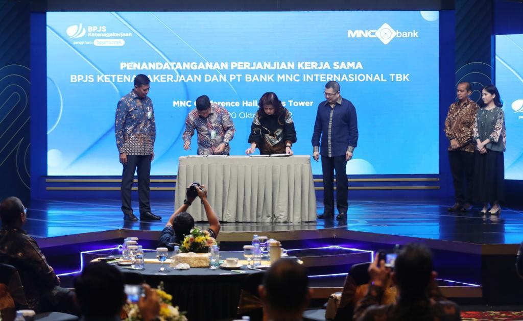 Hary_Tanoe's tweet photo. 𝗞𝗮𝗺𝗶𝘀, 𝟮𝟬 𝗢𝗸𝘁𝗼𝗯𝗲𝗿 𝟮𝟬𝟮𝟮: Penandatanganan Perjanjian Kerja Sama antara BPJamsostek dan Motion Banking/Motion Pay. #HT
.
#HaryTanoesoedibjo #JessicaTanoesoedibjo #BCAP #BABP #MNCKapitalIndonesia #MotionPay #MotionBanking #BPJamsostek https://t.co/CWit7cSCsk