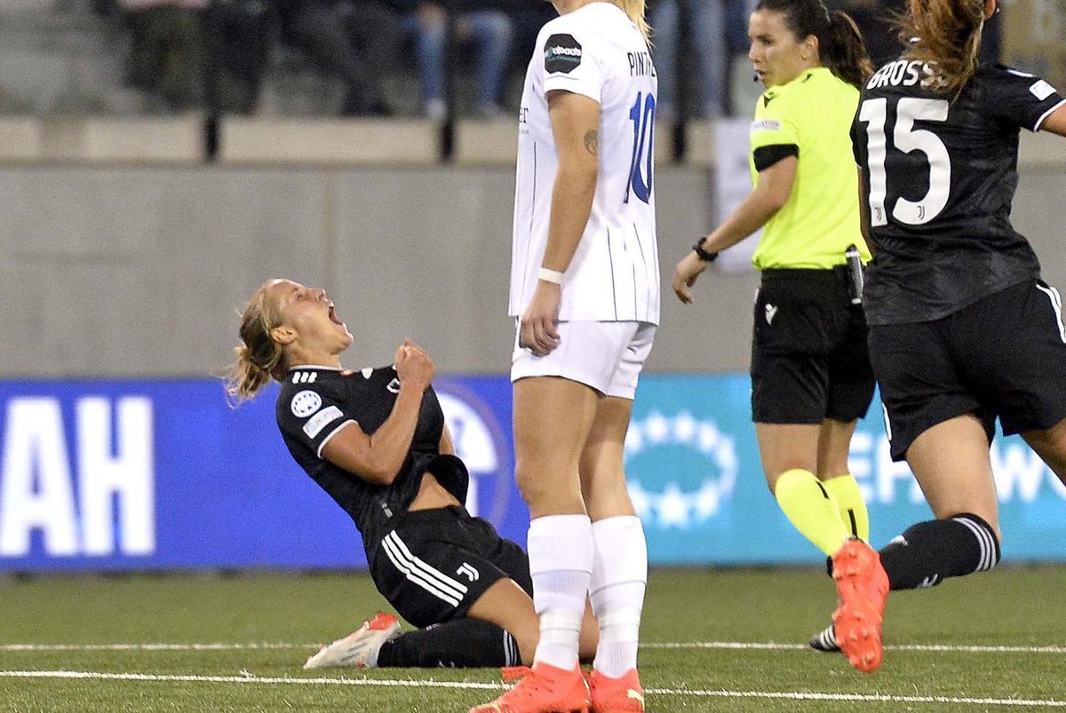 frances14372469's tweet photo. E da un po di partite che non é al 100%, ma il sinistro e sempre fatato🤍🖤

#UWCL #JuventusWomen #Cernoia #VC7 https://t.co/llmnqTF6rQ