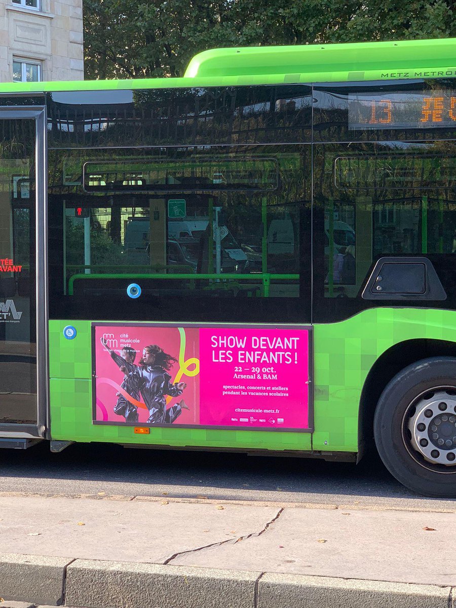 CiteMusicale's tweet photo. LES BUS DE #METZ AUX COULEURS DE « SHOW DEVANT, LES ENFANTS ! » 💟
Du 22 au 29 octobre, venez profiter d’une semaine 100% jeune public à l’#Arsenal et à la #BAM ! Ateliers créatifs, concert rock et spectacle théâtral n’attendent que vous ! 
🍭 INFOS >> https://t.co/WAi642kkHi https://t.co/Av1YSP9k3F