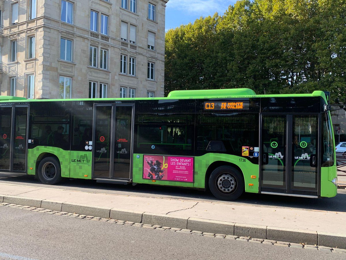 CiteMusicale's tweet photo. LES BUS DE #METZ AUX COULEURS DE « SHOW DEVANT, LES ENFANTS ! » 💟
Du 22 au 29 octobre, venez profiter d’une semaine 100% jeune public à l’#Arsenal et à la #BAM ! Ateliers créatifs, concert rock et spectacle théâtral n’attendent que vous ! 
🍭 INFOS >> https://t.co/WAi642kkHi https://t.co/Av1YSP9k3F