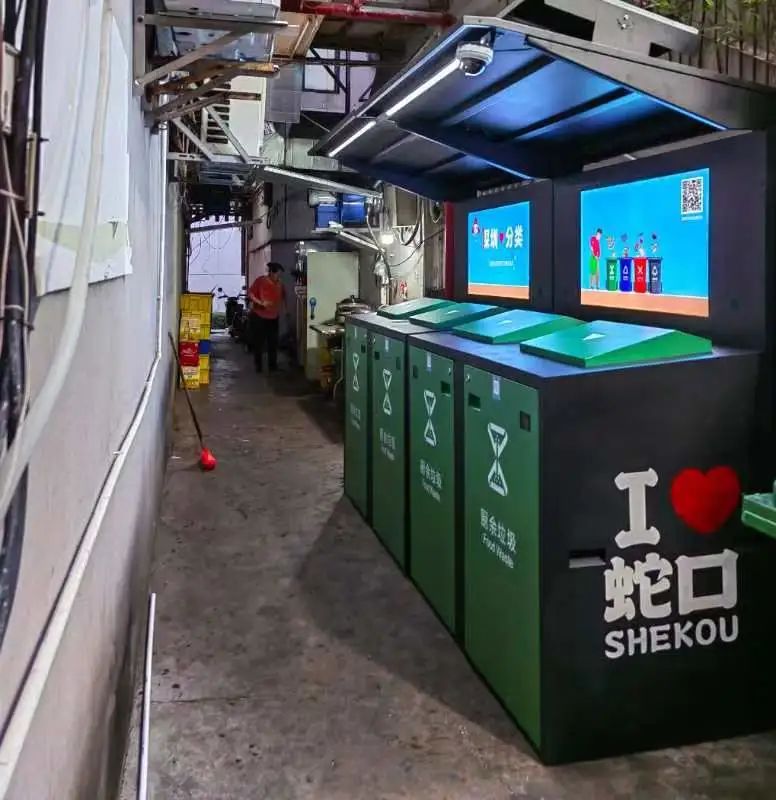szdaily1's tweet photo. Intelligent kitchen waste collection stations were put into trial use at Yu’er Community in Shekou Subdistrict, Nanshan District recently for over 100 restaurants and fruit and vegetable stores. #wastesorting
https://t.co/nznpcmO42t https://t.co/z5zLJCWB6V