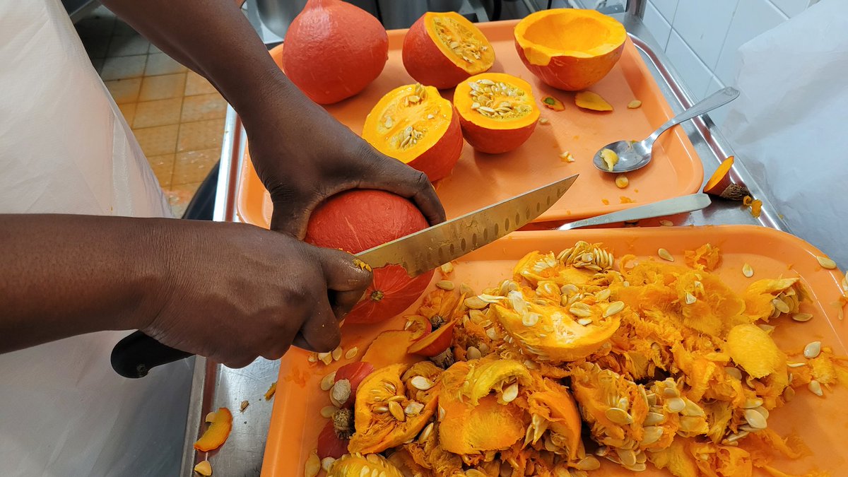 cde15_75015's tweet photo. Nos chefs de cuisine relèvent le défi #legrandrepas Environ 12000 repas préparés ce matin dans nos 21 cuisines situées dans les écoles de #Paris15 pour ce midi. Ici Rosa et son équipe à la cuisine Volontaires https://t.co/FaqbUtIVyP